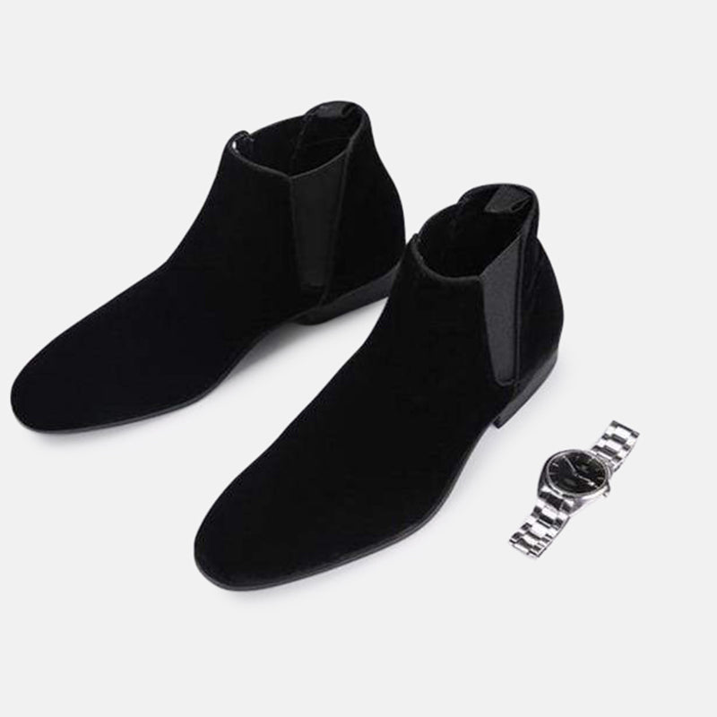 Detail of the elastic side gusset on men's Chelsea boots