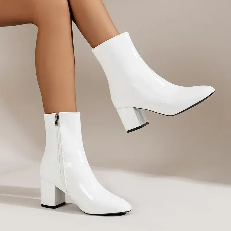 Women's black ankle boots with block heel, side zip and pointed toe